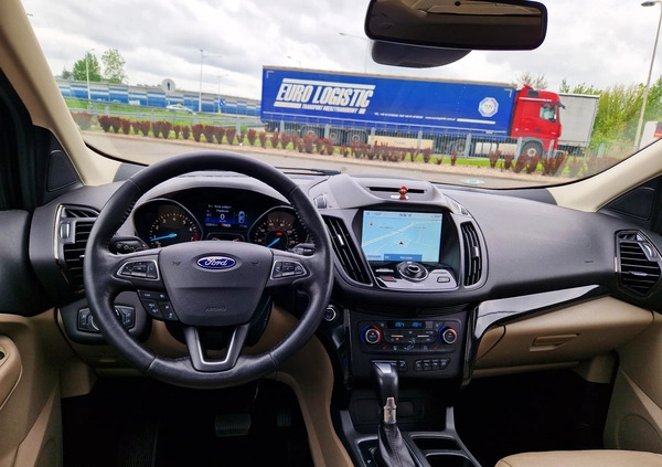 Ford Kuga cena 61900 przebieg: 120000, rok produkcji 2017 z Warszawa małe 211